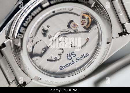 Tokio, Japan - 19. September 2022: Automatische Armbanduhr Grand Seiko Heritage Collection Spring Drive SBGA373, Rückseite mit sichtbarer Bewegung Stockfoto