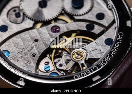 Tscheljabinsk, Russland - 10. Januar 2023: Molnija-Bewegung 3603. Die Rückseite der Herren-Armbanduhr Rarität Grün Stockfoto