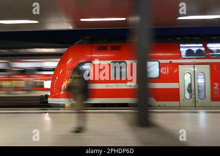 Berlin, Deutschland. 28. März 2023. Ein Zug kommt am Bahnhof Gesundbrunnen an. Am Montag lähmten die Gewerkschaften EVG und Verdi mit einem 24-Stunden-Warnstreik große Teile des öffentlichen Nahverkehrssystems, darunter Fernzüge, Flughäfen, Busse und Züge in sieben Bundesstaaten. Kredit: Joerg Carstensen/dpa/Alamy Live News Stockfoto