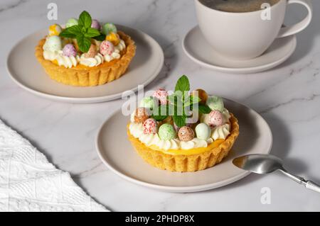 Kleine Käsekuchen mit Süßigkeiten und Schlagsahne. Stockfoto