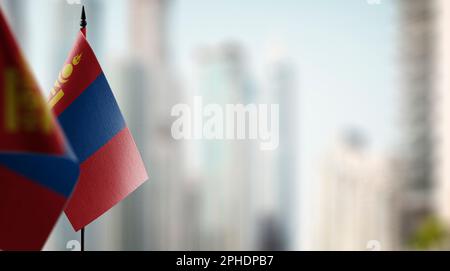 Kleine Flaggen der Mongolei auf abstraktem, verschwommenem Hintergrund. Stockfoto