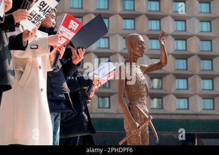 Statue of a Sklave Worker, 18. März 2023 : die Statue of a Sklave Worker wird während einer Anti-Japan- und Anti-Yoon Suk Yeol-Rallye in Seoul, Südkorea, gesehen. Zehntausende Südkoreaner haben an einem Protest teilgenommen, um den südkoreanischen Präsidenten Yoon Suk Yeol, der im März 16 mit dem japanischen Ministerpräsidenten Fumio Kishida zusammentraf, zu verurteilen, was für die südkoreanische Geschichte und die Menschen demütigend war. Die Statue symbolisiert Hunderttausende Koreaner, die zivile Gruppen behaupten, während Japans Kolonialherrschaft über Korea von 1910 bis 1945 zu Sklavenarbeit gezwungen worden zu sein. (Foto: Lee Jae-Won/AFLO) (SOUTH KO Stockfoto