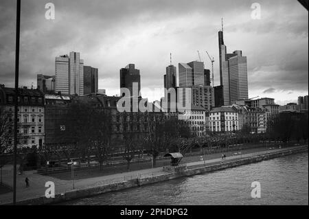 Die Skyline Frankfurts fotografiert vom Holbeinsteg aus. Stockfoto