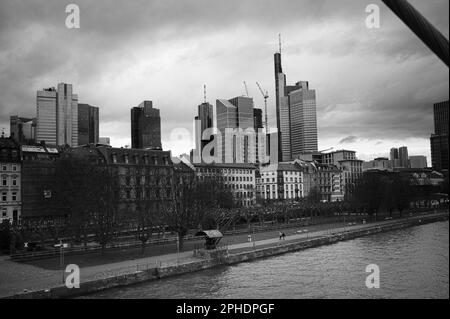 Die Skyline Frankfurts fotografiert vom Holbeinsteg aus. Stockfoto