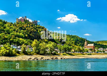 Schloss Schöneburg und Kirche am Rhein in Oberwesel Stockfoto