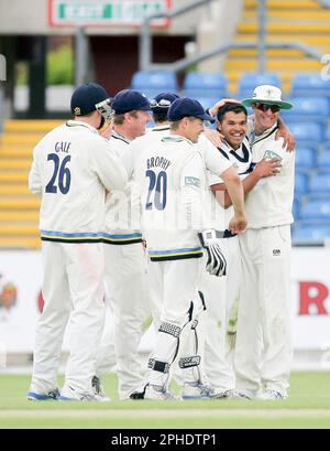 BILDER ABLEGEN. FOTO VON VAUGHN RIDLEY/SWPIX.COM - 08/06/09 - Cricket - LV County Championship - Yorkshire gegen Sussex, 3. Tag - Headingley, Leeds, England - Yorkshires Azeem Rafiq feiert sein erstes, erstklassiges Sussex Robin Martin-Jenkins-Debüt mit Michael Vaughan (R) und seinen Teamkollegen Andrew Gwickale. Stockfoto