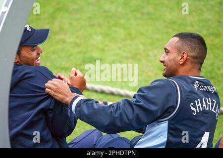 BILDER ABLEGEN. FOTO: VAUGHN RIDLEY/SWPIX.COM - 10/06/10 - Cricket - Twenty20 - Yorkshire V Durham - Headingley, Leeds, England - Yorkshire's Azeem Rafiq und Ajmal Shahzad. Stockfoto