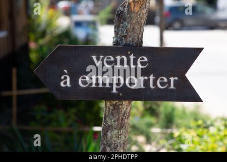 Vente a emporter french Text bedeutet Takeaways Arrow signiert neue Informationen Wissen auf Holztafeln Stockfoto