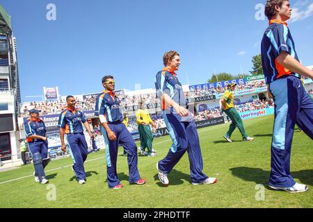 BILDER ABLEGEN. FOTO VON VAUGHN RIDLEY/SWPIX.COM - 03/07/11 - Cricket - T20 - Yorkshire V Nottinghamshire - Headingley, Leeds, England - Yorkshires Ajmal Shahzad, Azeem Rafiq & Gary Ballance treten zusammen auf das Spielfeld gegen die Nottinghamshire Outlaws. Stockfoto