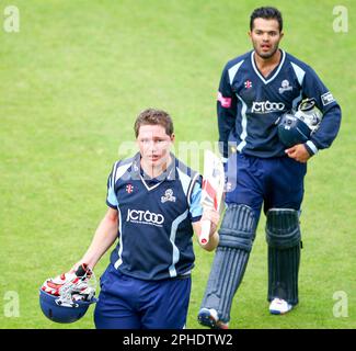 BILDER ABLEGEN. BILD VON ALEX WHITEHEAD/SWPIX.COM - 12/08/12 - Cricket - Clydesdale Bank 40 - Yorkshire V Unicorns - Headingley, Leeds, England - Yorkshire's Gary Ballance (L) und Azeem Rafiq (R) verlassen das Feld nach dem Sieg. Stockfoto