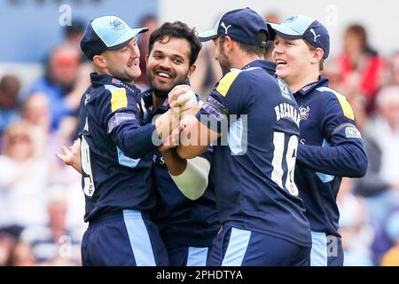 BILDER ABLEGEN. Bild von Alex Whitehead/SWpix.com - 19/06/2016 - Cricket - NatWest T20 Blast - Yorkshire Vikings V Derbyshire Falcons - Headingley Cricket Ground, Leeds, England - Yorkshires Azeem Rafiq (zweite links) wird von Adam Lyth (L), Gary Ballance (R) und Tim Bresnan (zweite rechts) gratuliert Auf dem Wicket von Derbyshires Chesney Hughes. Stockfoto