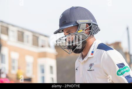 BILDER ABLEGEN. Bild von Allan McKenzie/SWpix.com - 23/08/2016 - Cricket - Specsavers County Championship - Yorkshire County Cricket Club / Nottinghamshire County Cricket Club - North Marine Road, Scarborough, England - Yorkshires Azeem Rafiq für 74 hilft, seine Seite gegen Nottinghamshire neu zu beleben. Stockfoto