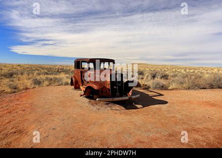 Verlassenes Auto der Route 66 befindet sich in der Nähe des Eingangs zum Petrified Forest National Park in Arizona, USA Stockfoto