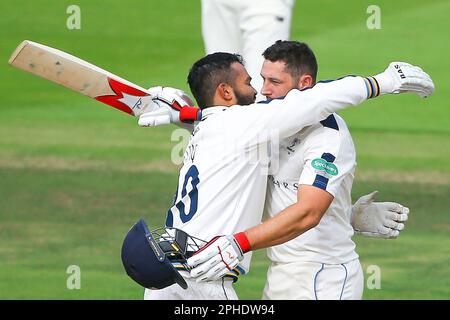 BILDER ABLEGEN. Bild von Alex Whitehead/SWpix.com - 22/09/2016 - Cricket - Specsavers County Championship Division 1 - Middlesex CCC / Yorkshire CCC, Tag 3 - Lord's Cricket Ground, London, England - Yorkshires Tim Bresnan (R) feiert sein Jahrhundert mit Azeem Rafiq (L). Stockfoto