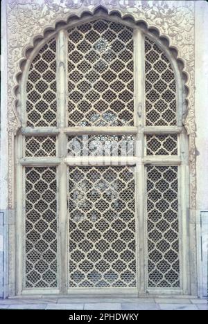 Marble Jali (perforierte Wand), Fenster in Bibi Ka Makbara, Aurangabad, Maharashtra, Indien. Stockfoto