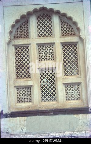 Marble Jali (perforierte Wand), Fenster in Bibi Ka Makbara, Aurangabad, Maharashtra, Indien. Stockfoto