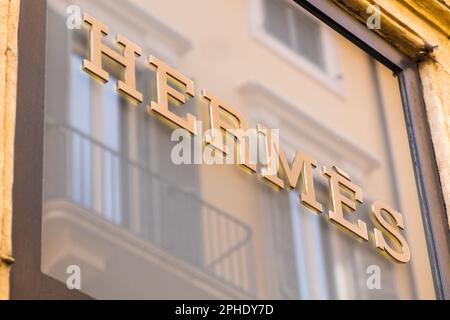 Hermes Modegeschäft in Rom. Berühmte Luxusboutique weltweit. Modewoche-Konzept. März 2023, Rom, Italien. Stockfoto