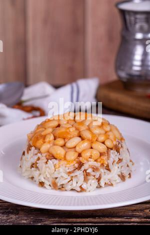 Pilaf fr trockene Bohnen. Dieses Gericht wird in perfekter Harmonie aus  trockenen Bohnen und Reis zubereitet und ist sowohl nahrhaft als auch  befriedigend. Traditionelle trkische Kche. Standort Stockfotografie -  Alamy