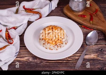 Pilaf fr trockene Bohnen. Dieses Gericht wird in perfekter Harmonie aus  trockenen Bohnen und Reis zubereitet und ist sowohl nahrhaft als auch  befriedigend. Traditionelle trkische Kche. Standort Stockfotografie -  Alamy
