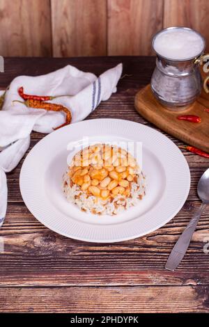 Pilaf fr trockene Bohnen. Dieses Gericht wird in perfekter Harmonie aus trockenen Bohnen und Reis zubereitet und ist sowohl nahrhaft als auch befriedigend. Traditionelle trkische Kche. Standort Stockfotografie - Alamy Pilaf fr trockene Bohnen. Dieses Gericht wird in perfekter Harmonie aus trockenen Bohnen und Reis zubereitet und ist sowohl nahrhaft als auch befriedigend. Traditionelle trkische Kche. Standort Stockfotografie - Alamy