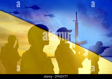 Silhouetten von Soldaten und ukrainischer Nationalflagge, doppelte Exposition Stockfoto