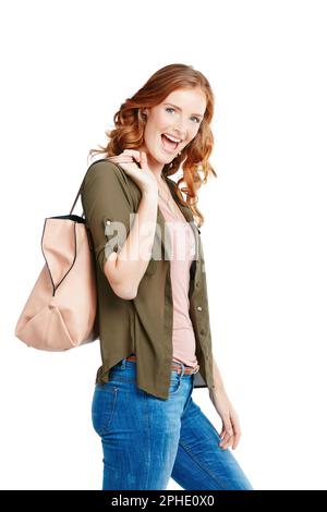 Gehen wir einkaufen. Eine junge Frau, die vor weißem Hintergrund posiert. Stockfoto