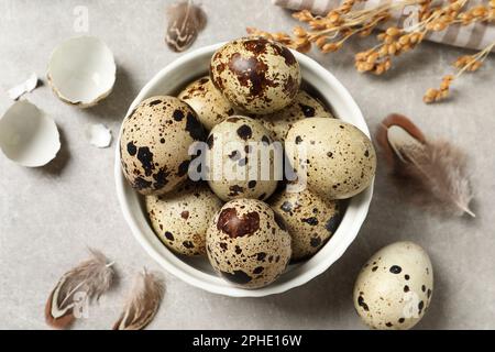 Flache Laienzusammensetzung mit Wachteleiern auf hellgrauem Tisch Stockfoto