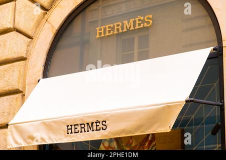 Hermes Modegeschäft in Rom. Berühmte Luxusboutique weltweit. Modewoche-Konzept. März 2023, Rom, Italien. Stockfoto