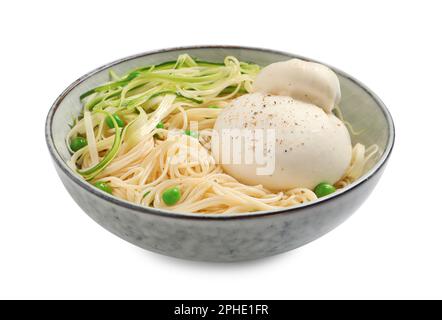 Schüssel mit köstlicher Pasta mit Burrata, Erbsen und Zucchini isoliert auf weiß Stockfoto