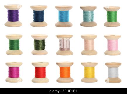 Set mit mehrfarbigen Spulen auf weißem Hintergrund Stockfoto