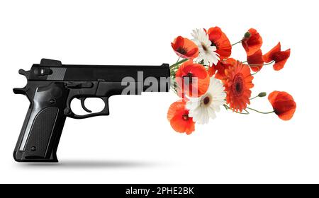 Wunderschöne blühende Blumen und eine Handfeuerwaffe auf weißem Hintergrund. Frieden statt Krieg Stockfoto