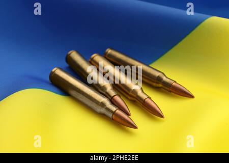 Kugeln auf ukrainischer Nationalflagge, Nahaufnahme Stockfoto