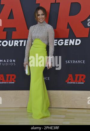 Los Angeles, Usa. 27. März 2023. Jennifer Lopez nimmt am Montag, den 27. März 2023, am Regency Village Theatre in der Westwood-Abteilung von Los Angeles Teil der Premiere des Filmdramas „Air“. Storyline: Folgt der Geschichte des Schuhverkäufers Sonny Vaccaro und wie er Nike bei der Suche nach dem größten Athleten in der Geschichte des Basketballs anführte: Michael Jordan. Foto: Jim Ruymen/UPI Credit: UPI/Alamy Live News Stockfoto