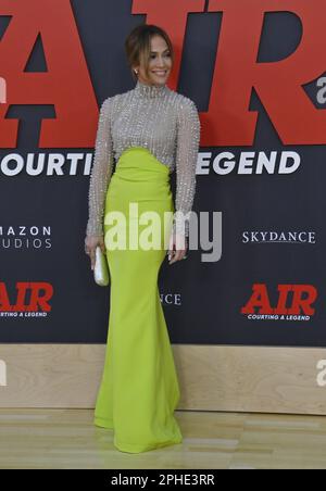 Los Angeles, Usa. 27. März 2023. Jennifer Lopez nimmt am Montag, den 27. März 2023, am Regency Village Theatre in der Westwood-Abteilung von Los Angeles Teil der Premiere des Filmdramas „Air“. Storyline: Folgt der Geschichte des Schuhverkäufers Sonny Vaccaro und wie er Nike bei der Suche nach dem größten Athleten in der Geschichte des Basketballs anführte: Michael Jordan. Foto: Jim Ruymen/UPI Credit: UPI/Alamy Live News Stockfoto