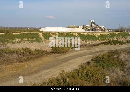Salin de Giraud, Frankreich - 2. März 2023: Salzwasserhaufen im salin de giraud in der Camargue in der Provence, Frankreich, bewölkter Tag im Frühling Stockfoto