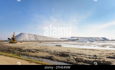 Salin de Giraud, Frankreich - 2. März 2023: Salzwasserhaufen im salin de giraud in der Camargue in der Provence, Frankreich, bewölkter Tag im Frühling Stockfoto