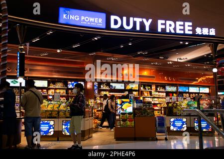 Luxuriöser moderner Duty-Free-Shop für thailänder und ausländische Reisende. Besuchen und gehen Sie ausgewählte Einkaufsmöglichkeiten im Suvarnabhumi International Stockfoto