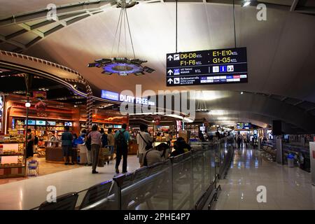 Luxuriöser moderner Duty-Free-Shop für thailänder und ausländische Reisende. Besuchen und gehen Sie ausgewählte Einkaufsmöglichkeiten im Suvarnabhumi International Stockfoto