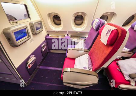 Thai Airways International A380-Flugzeuge, Economy Class-Vordersitze im zweiten Stock (76K/76J), bester Airline-Economy-bequemer Sitz, Back-of-Business Stockfoto