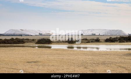 Salin de Giraud, Frankreich - 2. März 2023: Salzwasserhaufen im salin de giraud in der Camargue in der Provence, Frankreich, bewölkter Tag im Frühling Stockfoto