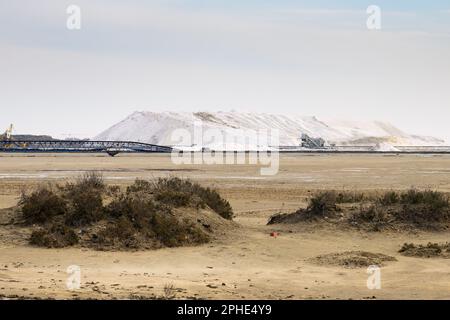 Salin de Giraud, Frankreich - 2. März 2023: Salzwasserhaufen im salin de giraud in der Camargue in der Provence, Frankreich, bewölkter Tag im Frühling Stockfoto
