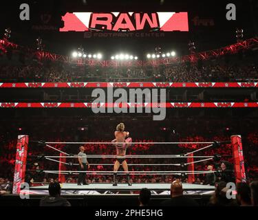 Phoenix, Arizona, USA. 27. März 2023. PHOENIX, ARIZONA - 27. MÄRZ: WWE WrestleMania RAW im Footprint Center am 27. März 2023 in Phoenix, Arizona, USA. (Kreditbild: © Alejandro Salazar/PX Imagens via ZUMA Press Wire) NUR REDAKTIONELLE VERWENDUNG! Nicht für den kommerziellen GEBRAUCH! Kredit: ZUMA Press, Inc./Alamy Live News Stockfoto