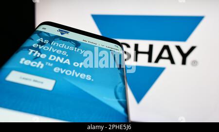 Mobiltelefon mit Website des US-Unternehmens Vishay Intertech Inc. Auf dem Bildschirm vor dem Unternehmenslogo. Fokus auf oberer linker Seite des Telefondisplays. Stockfoto