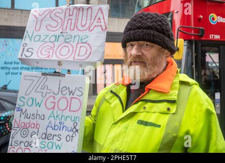 Clive, ein christlicher Evangelist des alten Testaments, mit seinen Plakaten am Oxford Circus im West End von London, Großbritannien. Clive hat Oxford beleidigt Stockfoto