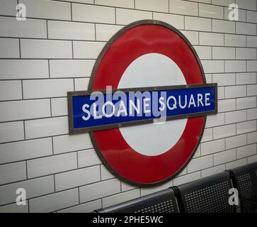 Die berühmte Londoner U-Bahn-Station heißt Design für die U-Bahn-Station Sloane Square im Südwesten Londons. Die London Underground Roundel wurde von entworfen Stockfoto