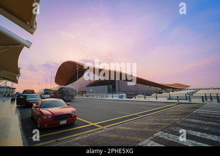 Jeddah , Saudi-Arabien - März 11 2023 : Passagiere, die über den King Abdulaziz International Airport reisen - Flug- und Buchungskonzept Stockfoto