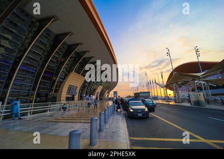 Jeddah , Saudi-Arabien - März 11 2023 : Passagiere, die über den King Abdulaziz International Airport reisen - Flug- und Buchungskonzept Stockfoto