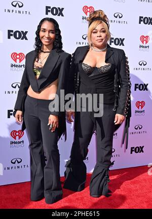 Hollywood, USA. 27. März 2023. Rozonda „Chilli“ Thomas und Tionne „T-Boz“ Watkins von TLC treffen am 27. März 2023 bei den iHeartRadio Music Awards 2023 im Dolby Theatre in Hollywood, Kalifornien, ein. © Tammie Arroyo/AFF-USA.com Guthaben: AFF/Alamy Live News Stockfoto