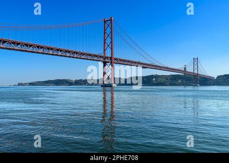 Die Ponte 25 de Abril Hängebrücke verbindet Lissabon mit Almada über den Fluss Tejo. Das Oberdeck ist für den Straßenverkehr, das Unterdeck für Züge. Stockfoto