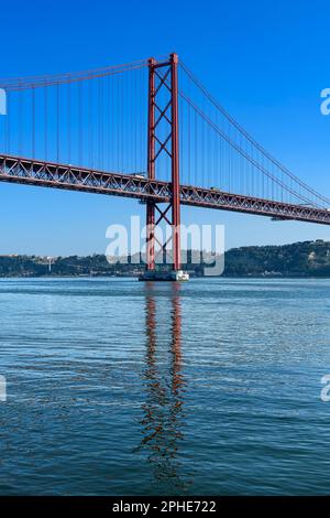 Die Ponte 25 de Abril Hängebrücke verbindet Lissabon mit Almada über den Fluss Tejo. Das Oberdeck ist für den Straßenverkehr, das Unterdeck für Züge. Stockfoto